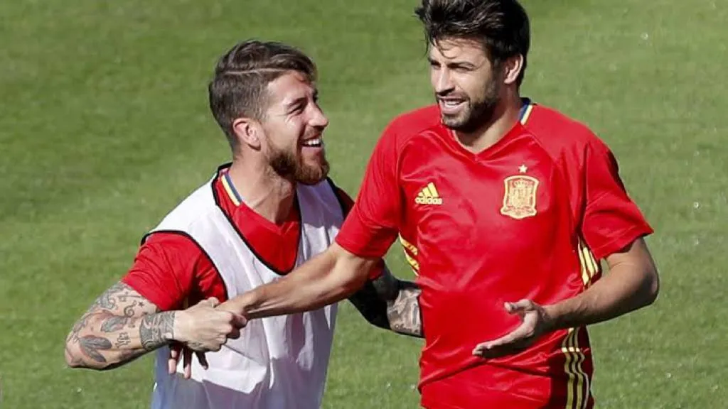 AP Ramos en el entrenamiento con Piqué