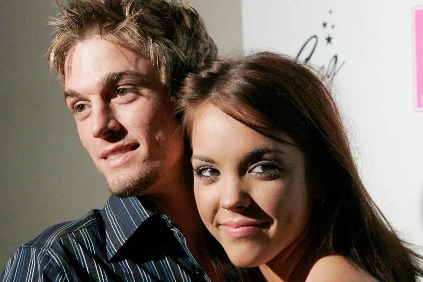 Aaron Carter junto a su novia