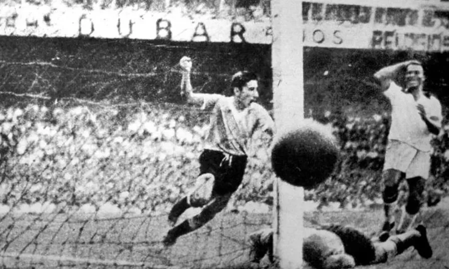 Alcides Ghiggia marca para Uruguay ante Brasil en 1950