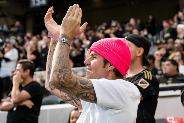 El cantante disfrutó el partido desde las gradas