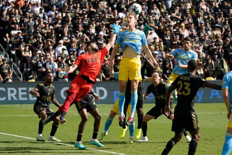 AP Maxime Crépeau atajando el balón