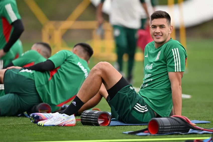 César Montes entrenando con la Selección Mexicana