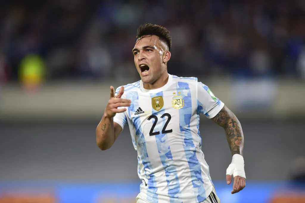 Lautaro Martínez celebra un gol con Argentina
