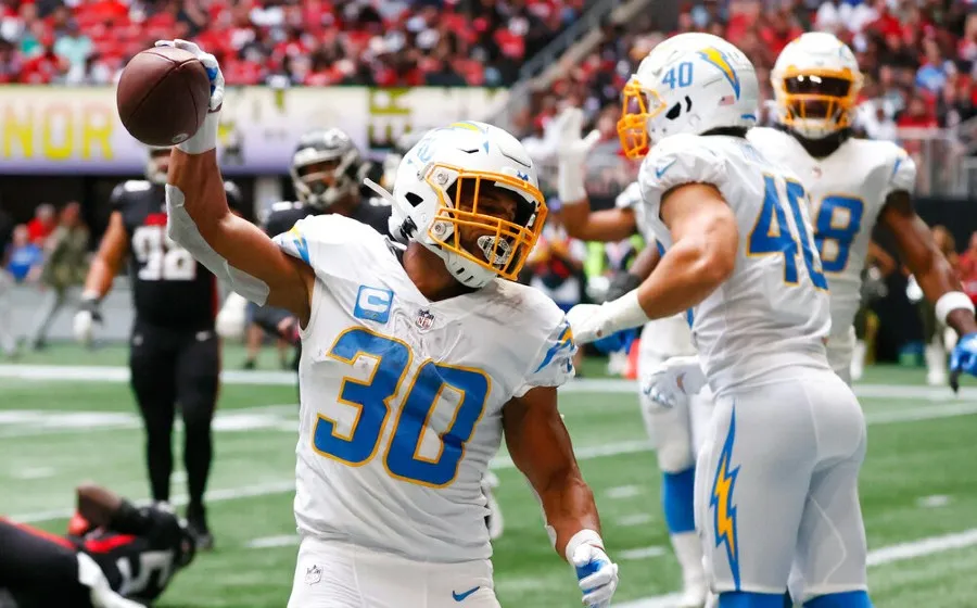 Austin Ekeler celebra anotación