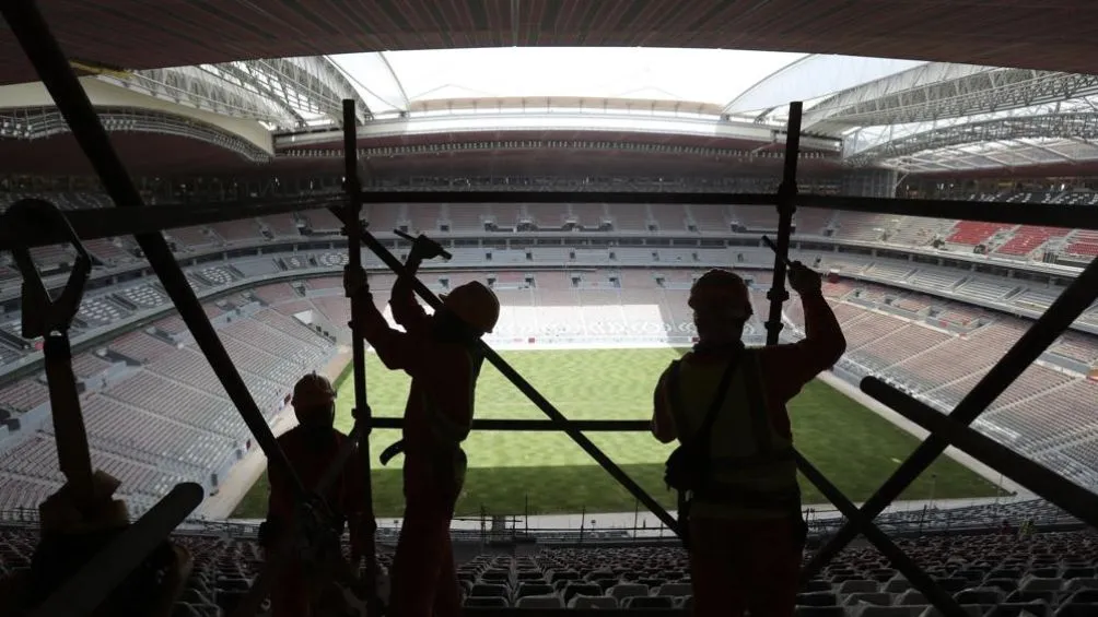 AP Los trabajadores de los estadios del Mundial