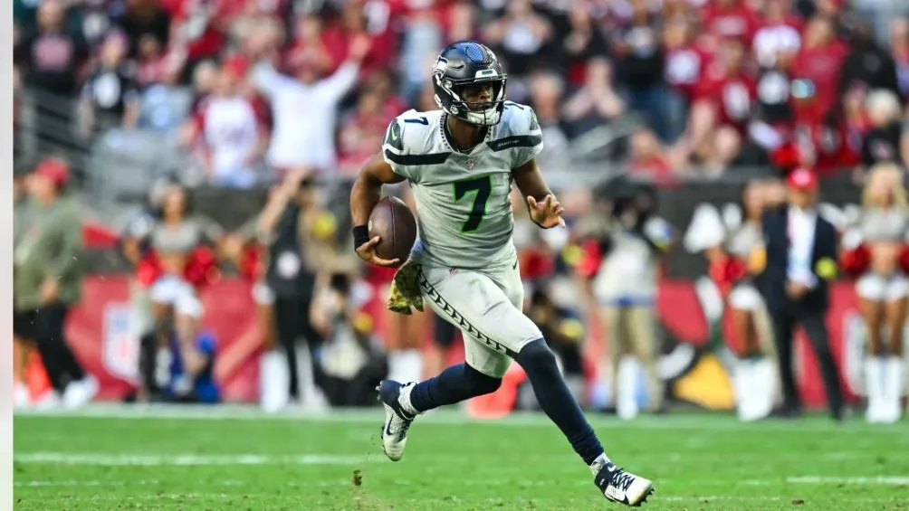 SEATTLE SEAHAWKS Geno Smith corriendo con el ovoide