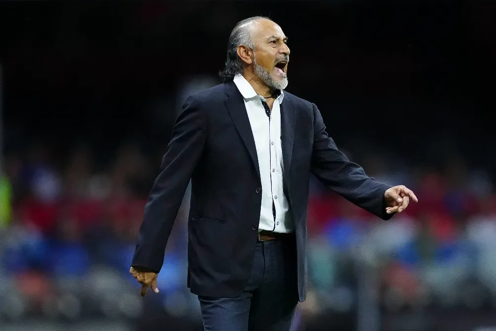 IMAGO7 El Potro Gutiérrez dirigiendo a Cruz Azul