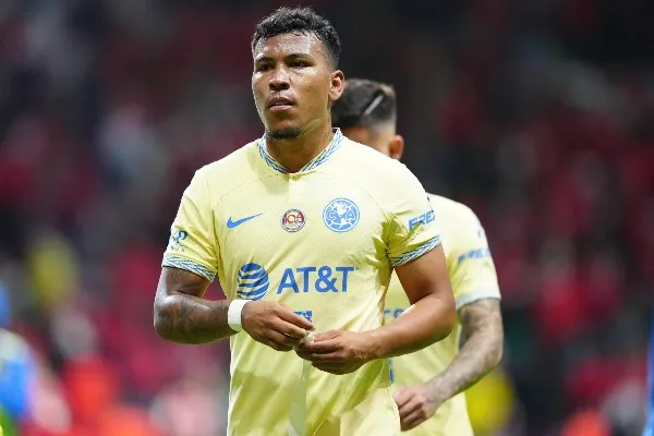 Roger Martínez en acción con las Águilas