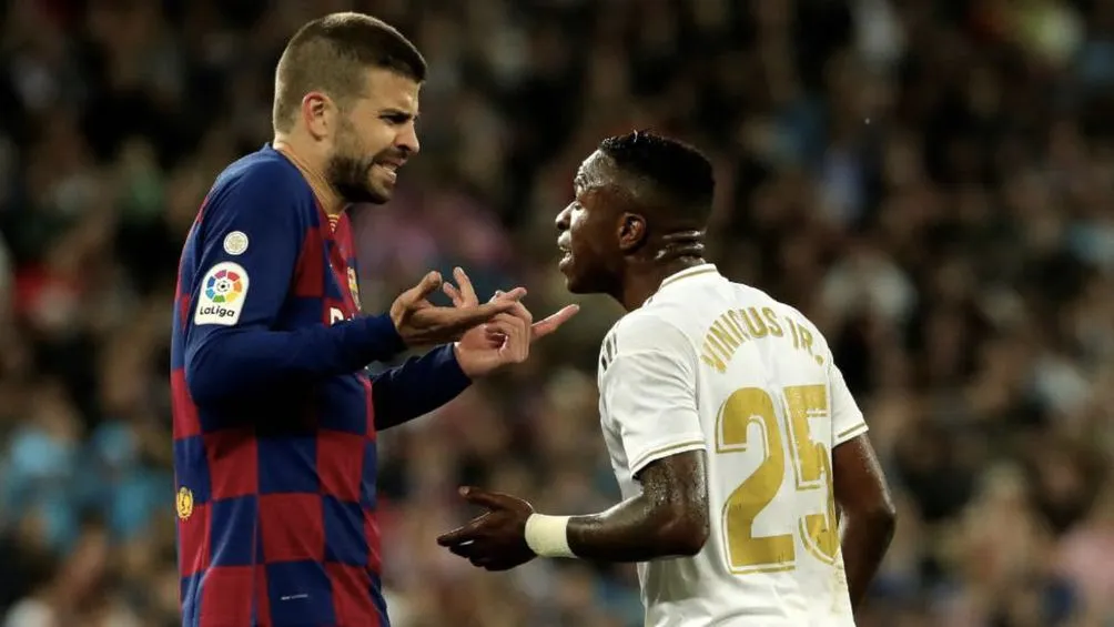 Piqué encarándose con Vinicius en un Clásico