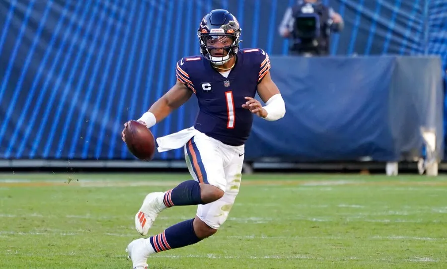 AP Justin Fields corriendo el balón