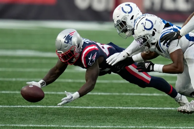 Taylor y Kendrick Bourne en diputa por el balón