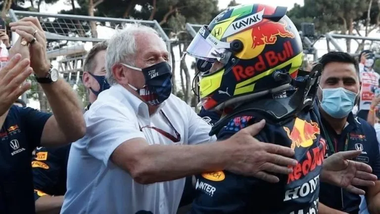 Helmut Marko abraza a Checo Pérez