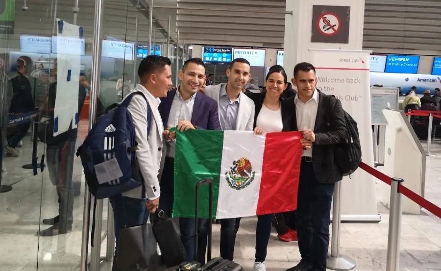 Díaz con los árbitros mexicanos que participarán en Qatar 2022