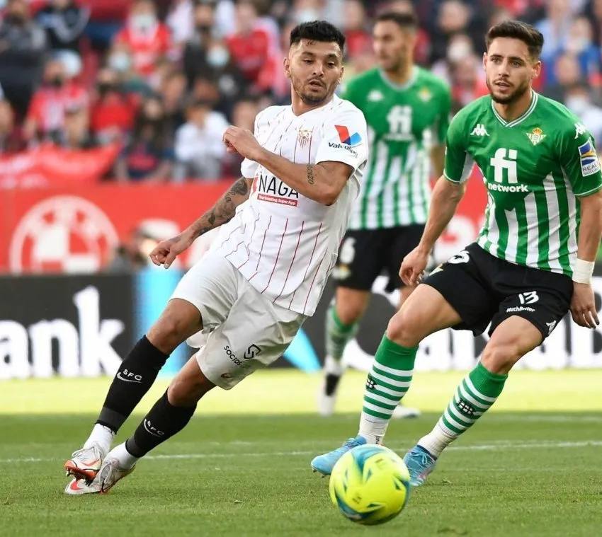 Tecatito Corona en un partido del Sevilla