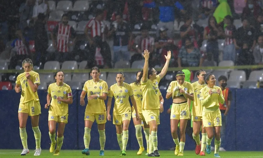 Jugadoras del América celebran ante su afición en el Azteca