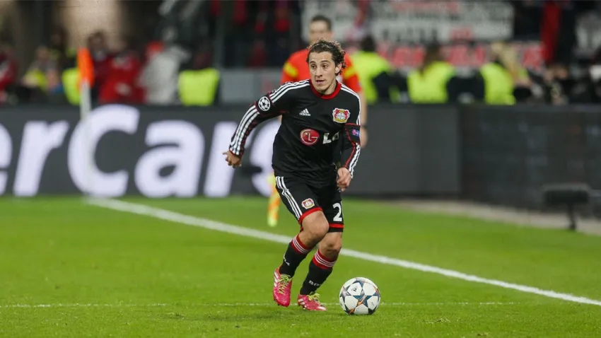 Guardado en un partido con el Leverkusen