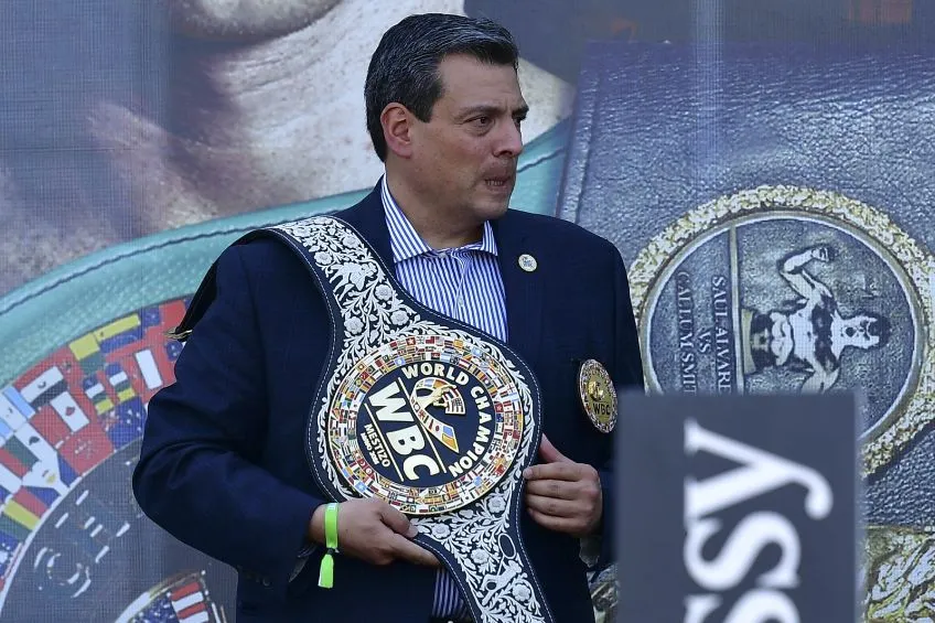 Mauricio Sulaimán en una ceremonia de pesaje