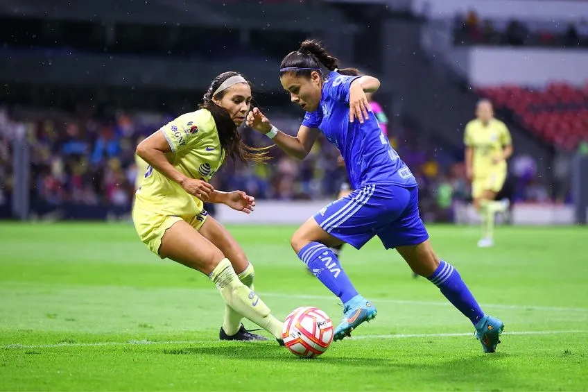 Sabrina Enciso durante un partido de América Femenil