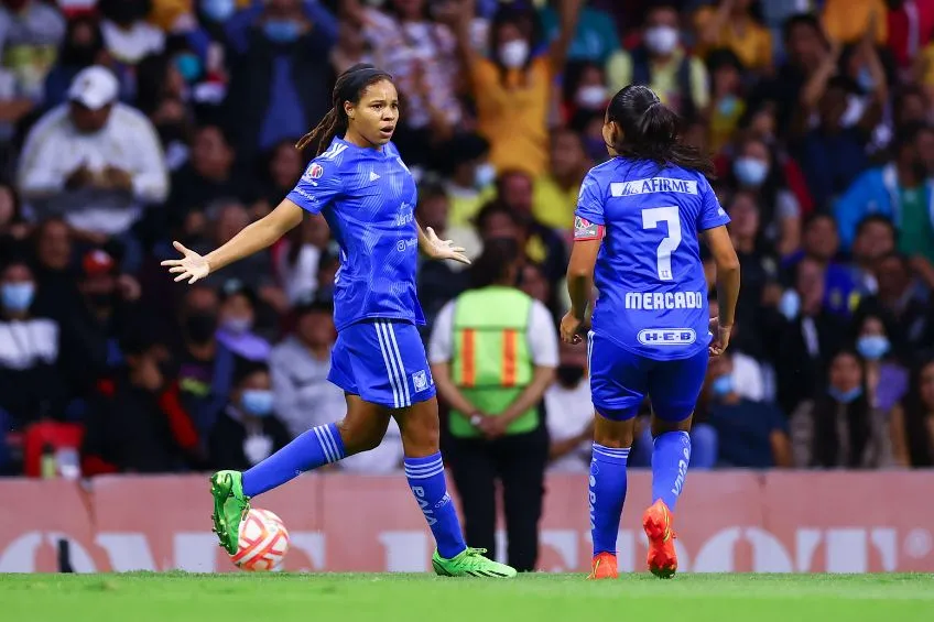 Mia Fishel festejando un gol