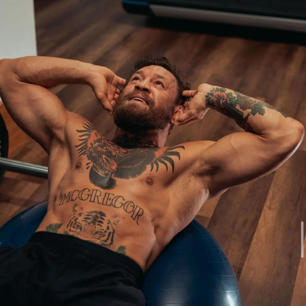 Mcgregor haciendo abdominales