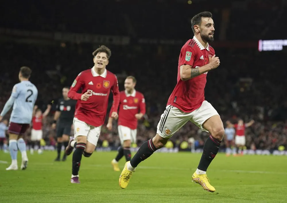 AP El United festeja gol ante Aston Villa