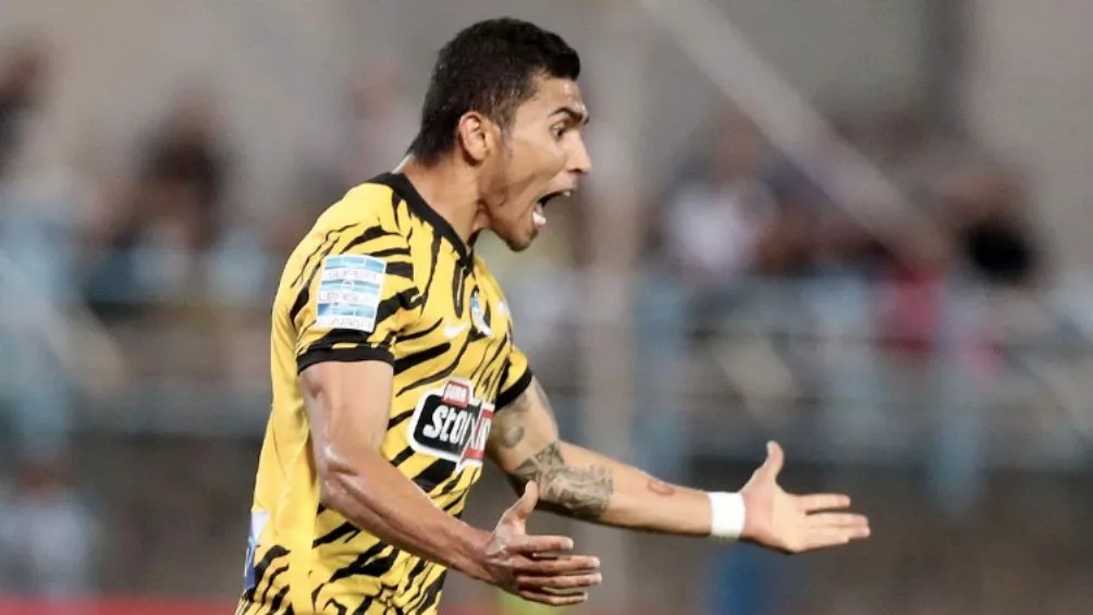 Orbelín en juego con el Atenas