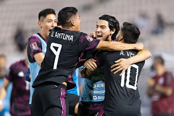 Erick Gutiérrez celebra con el Tri