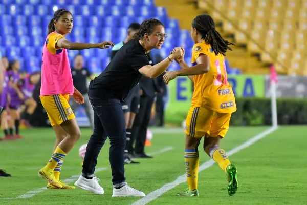 Carmelina Moscato con Tigres femenil