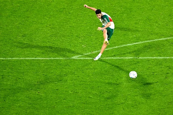 Raúl Jiménez en entrenamiento con el Tri