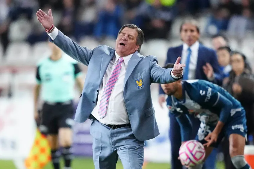 IMAGO7 Piojo Herrera dirigiendo a Tigres