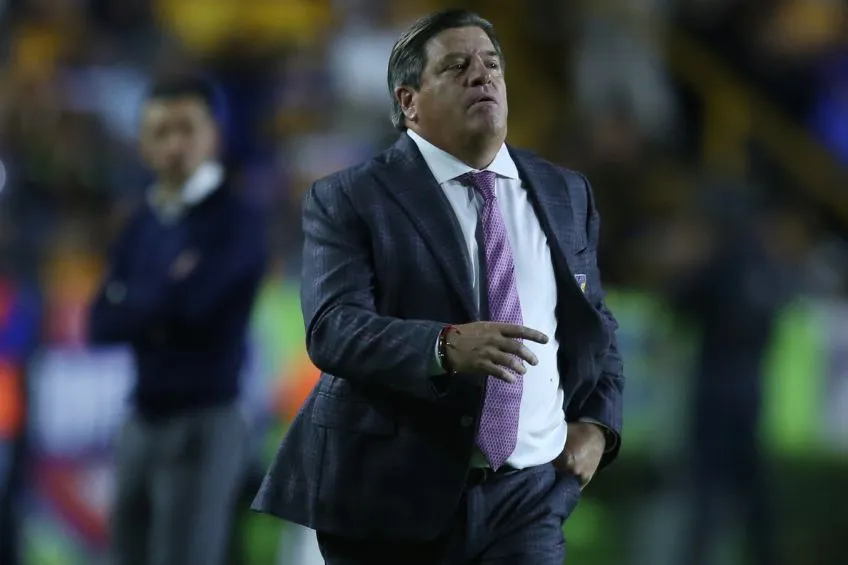 IMAGO7 Piojo Herrera dirigiendo a Tigres