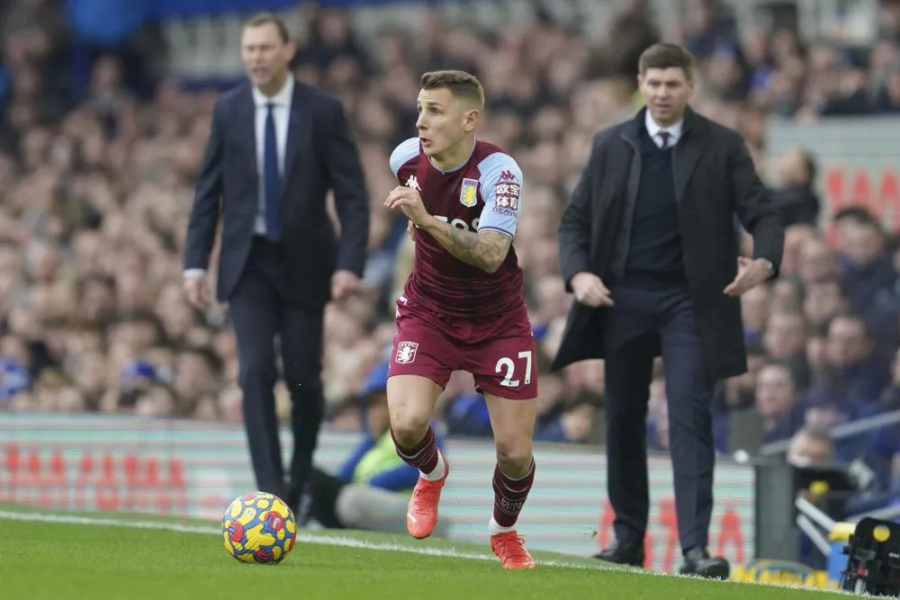 Lucas Digne con el Aston Villa