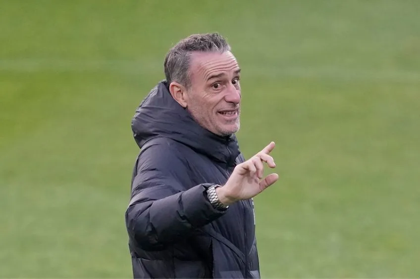 AP Paulo Bento entrenando a Corea del Sur