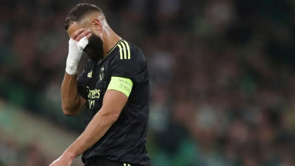 AP Benzema sufriendo por su lesión