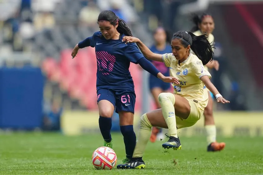 Jugadora de Pumas y América disputando un balón