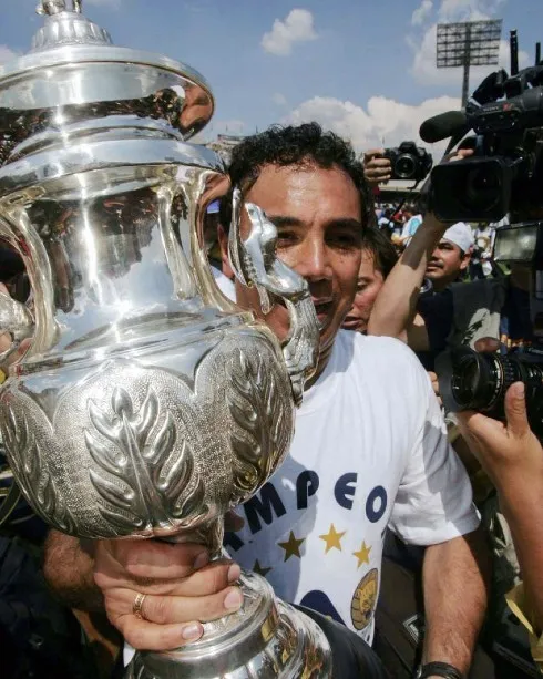 Sánchez celebrando un titulo con Pumas