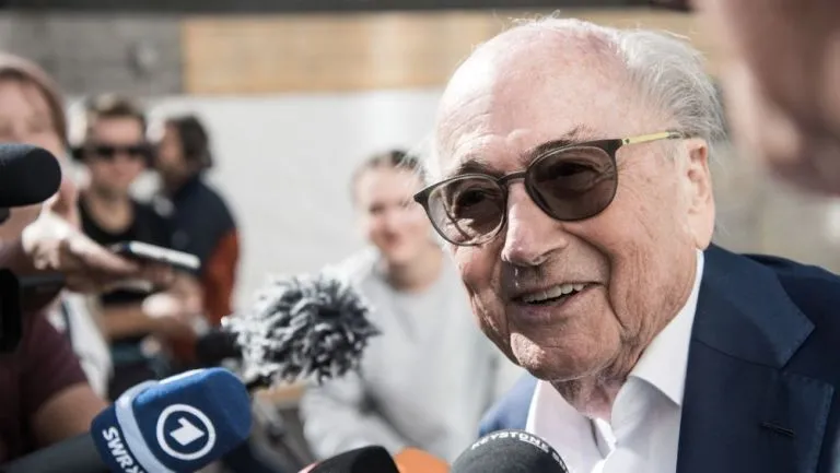 AP Blatter sonriente al hablar con los medios de comunicación