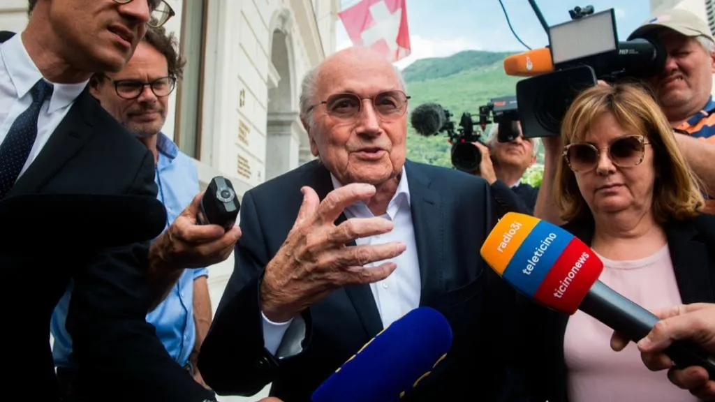 AP Blatter hablando con los medios de comunicación