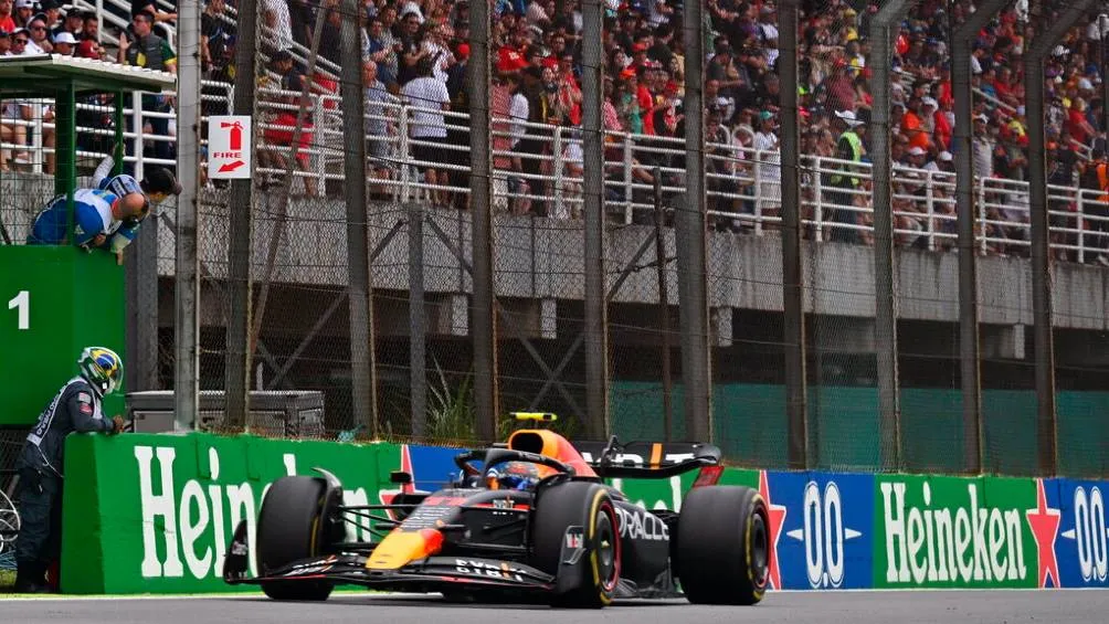 AP Checo Pérez corriendo en el GP de Brasil