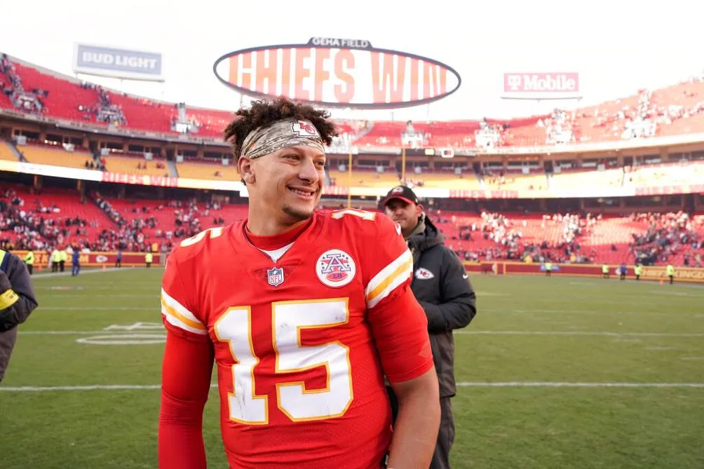 Patrick Mahomes lanzó para 331 yardas y cuatro anotaciones