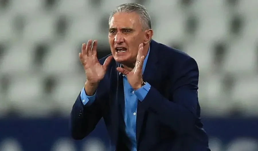 Tite dando instrucciones durante juego de la Canarinha