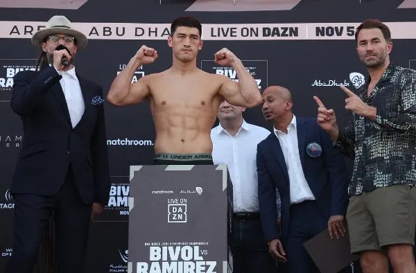 Dmitry Bivol en ceremonia de pesaje