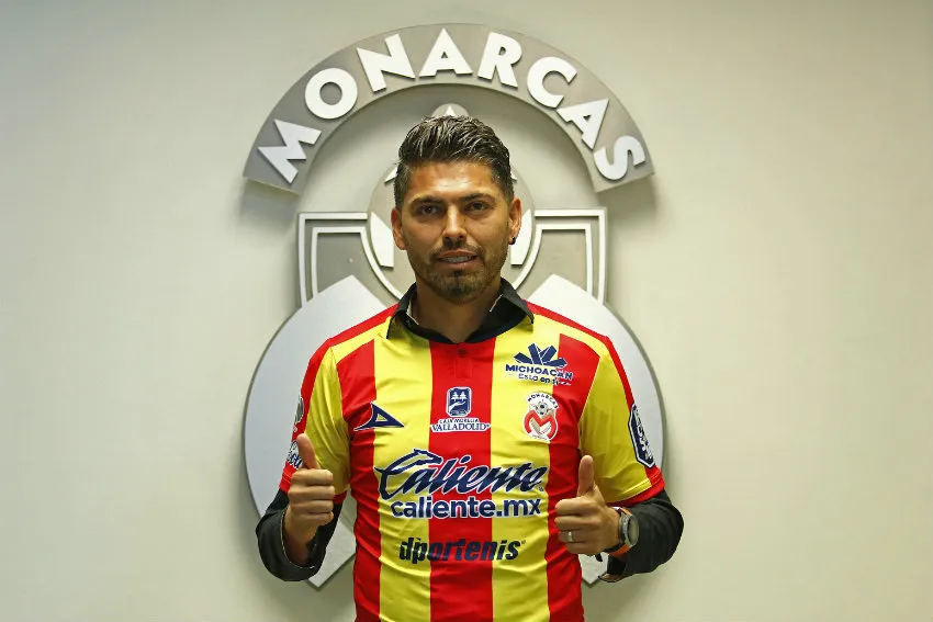 Carlos Morales al ser fichado por Morelia