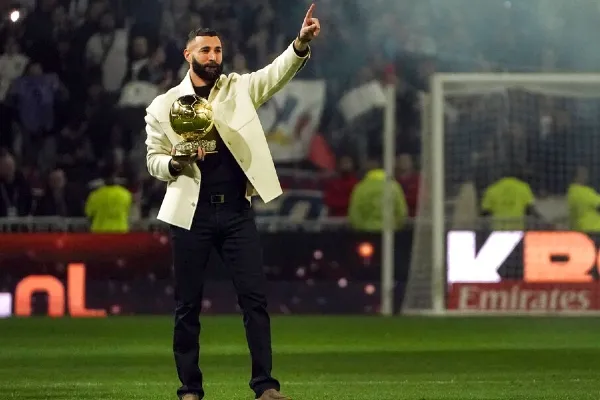 Benzema en festejo con su Balón de Oro