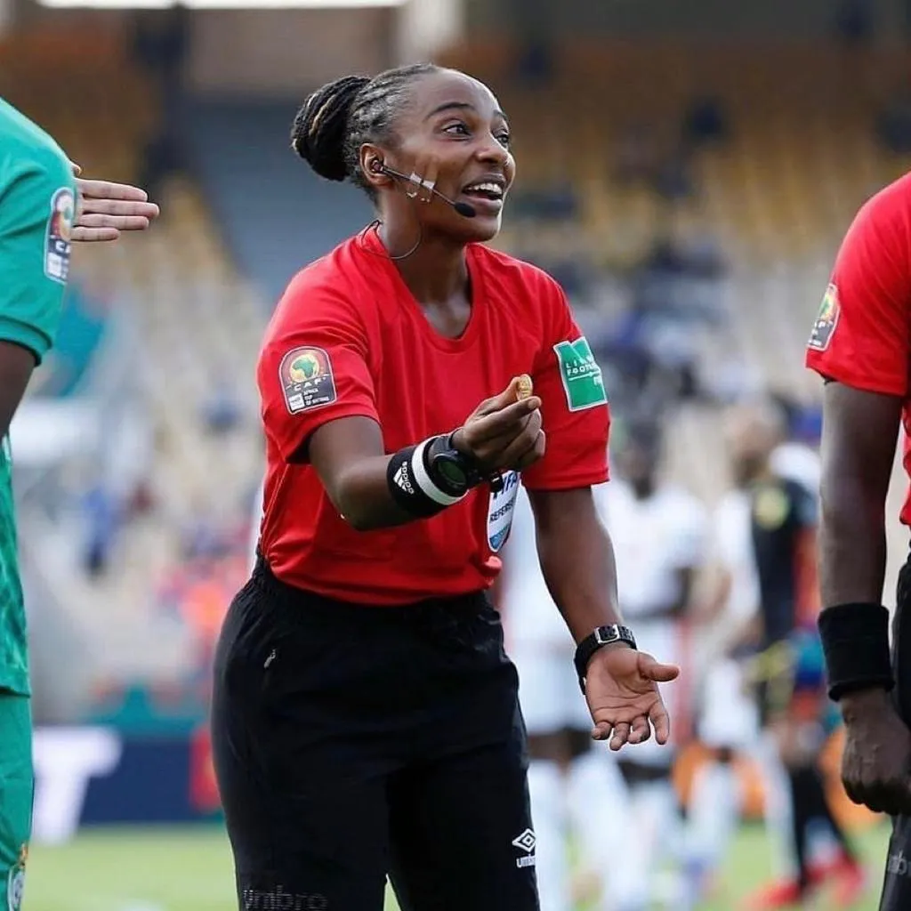 @MUKANSAGNA_SALIMA Salima Mukansanga, árbitra central