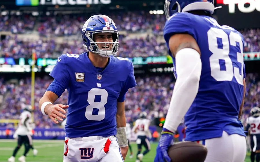 Daniel Jones celebra anotación con Lawrence Cager