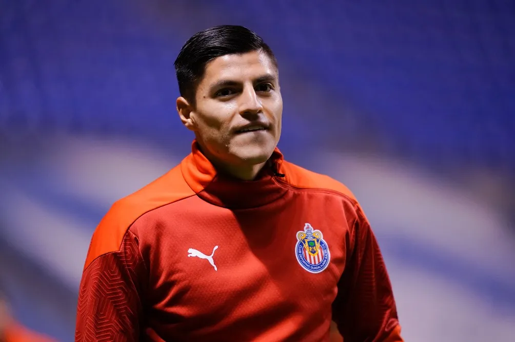 Ronaldo Cisneros en un calentamiento con Chivas
