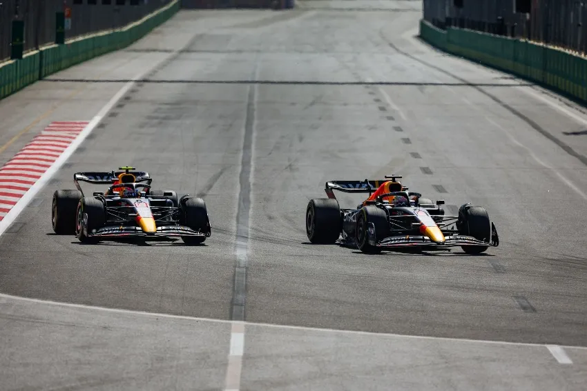 Checo Pérez y Verstappen en un GP de la F1