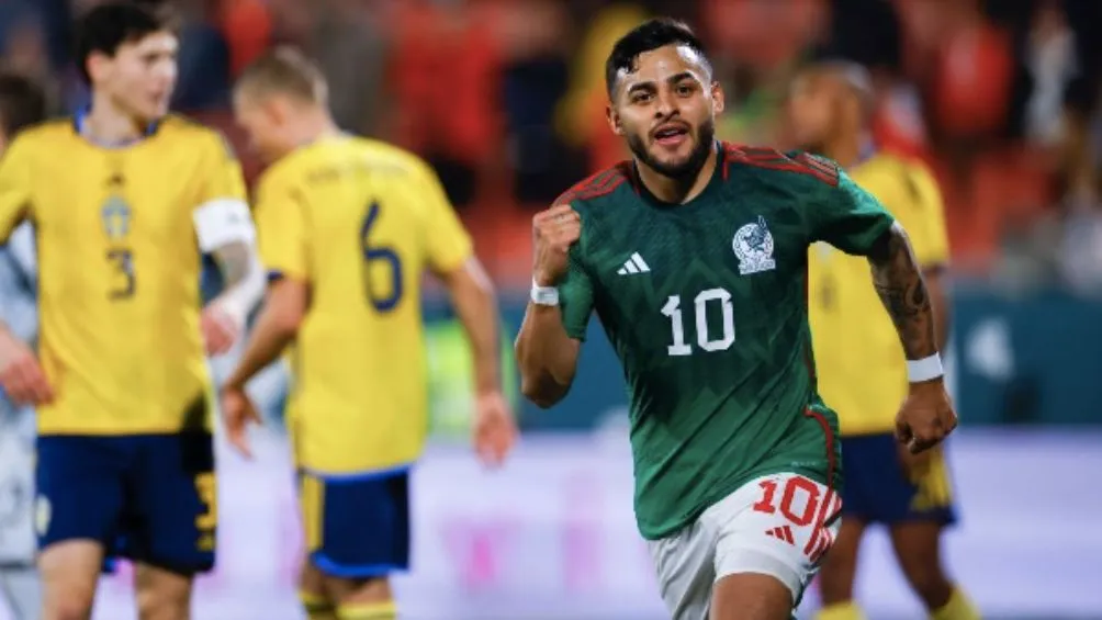 Alexis Vega celebra gol con el Tri