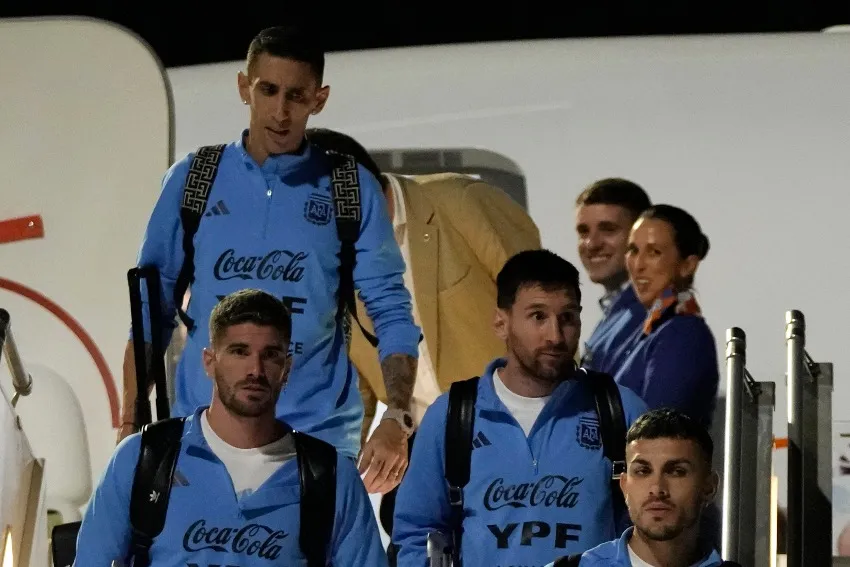 Messi y Di María en la llegada de Argentina a Qatar